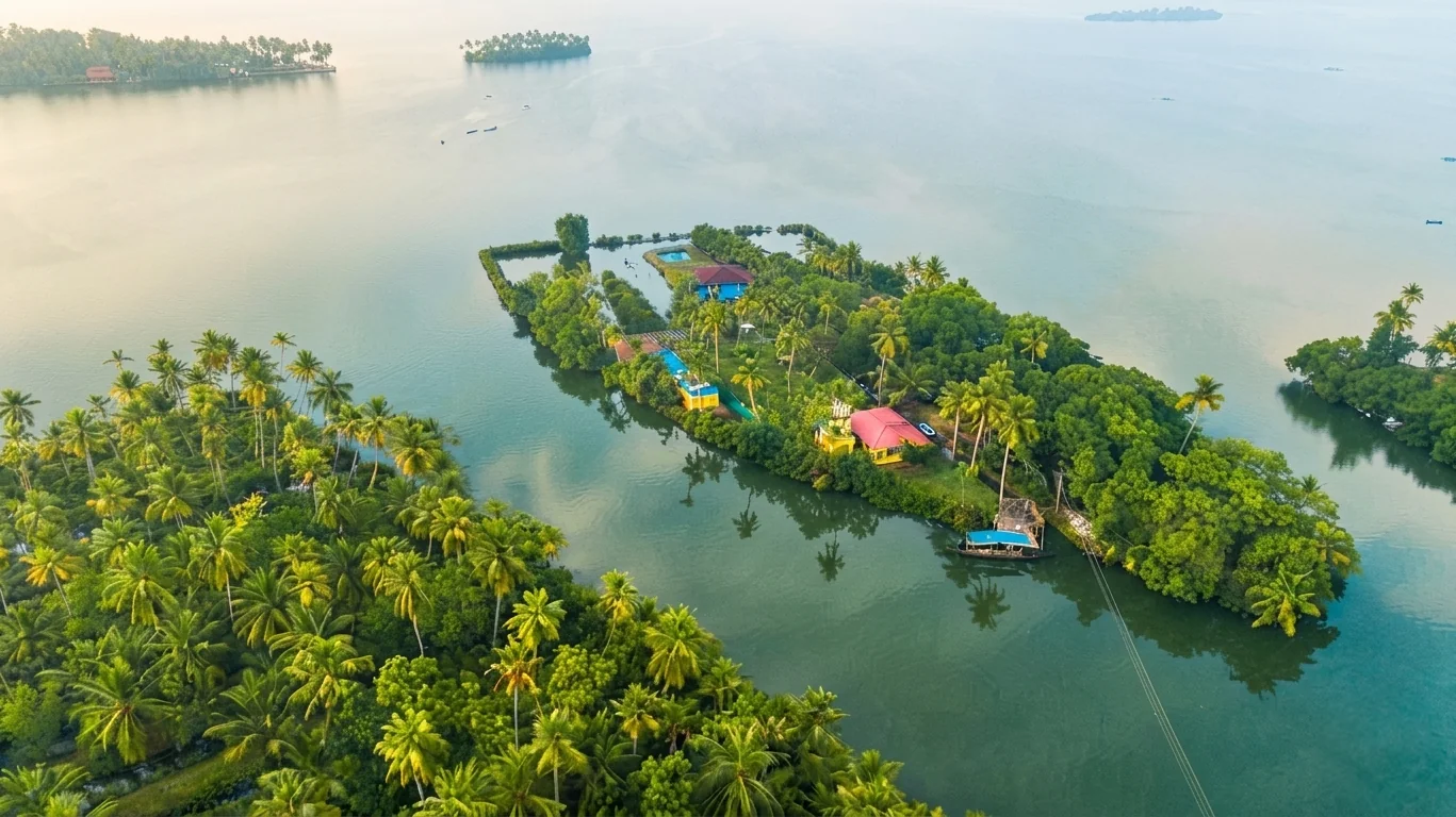 Eastern Munroe Island kayaking on wide open Ashtamudi backwaters